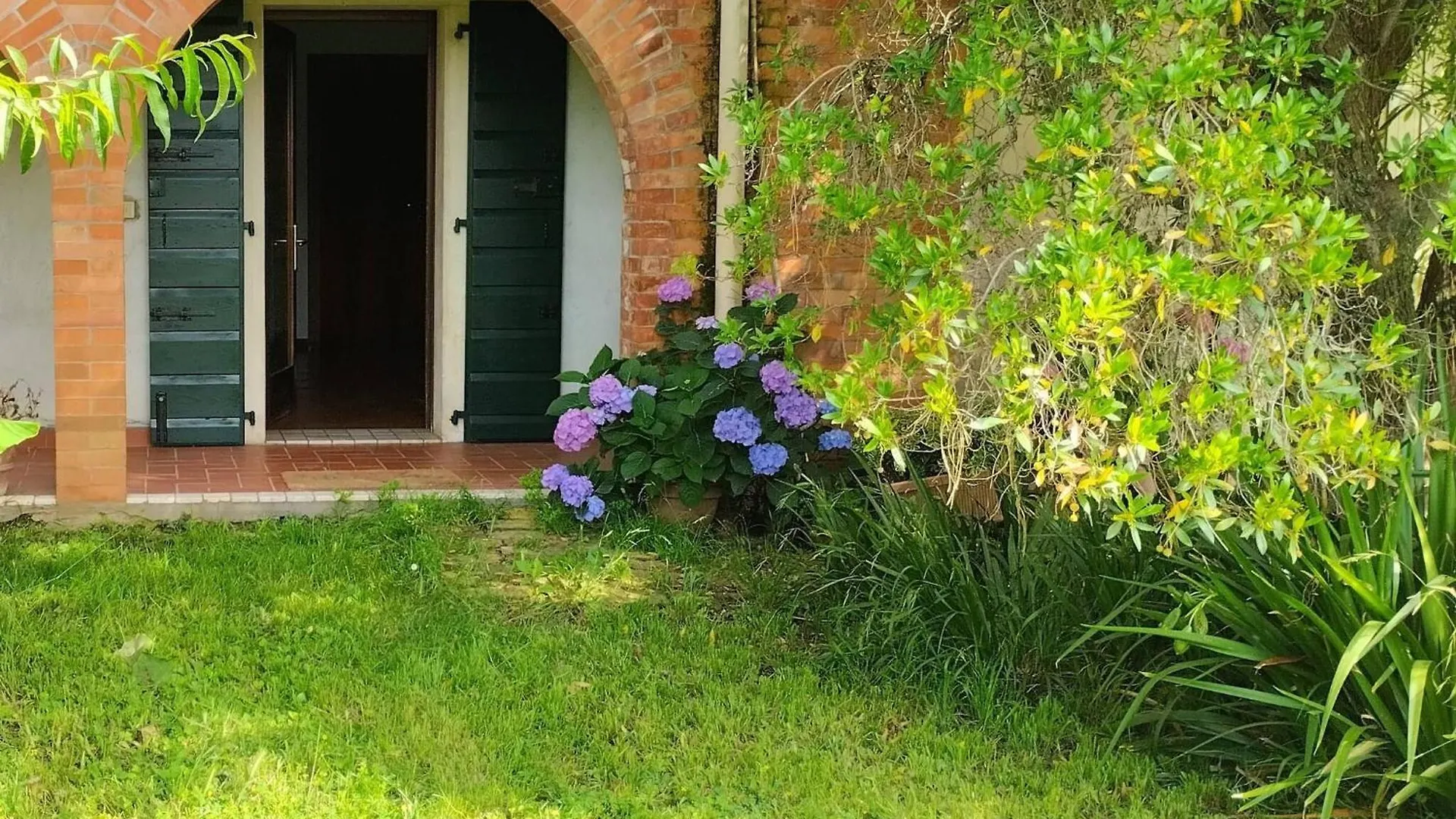 Comfortable House - Garden And Parking Appartamento